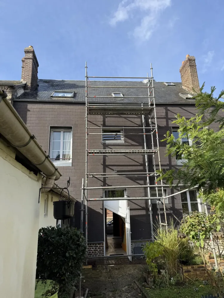 Mise en place d'un échafaudage pour travaux de toiture sur la commune de Caudebec lès Elbeuf